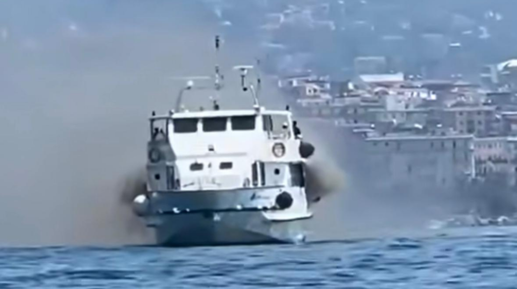 Incendio su un traghetto al porto di Salerno, evacuati i passeggeri: donna incinta trasferita in ospedale