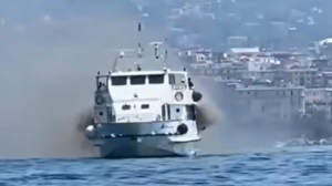 Incendio su un traghetto al porto di Salerno, evacuati i passeggeri: donna incinta trasferita in ospedale
