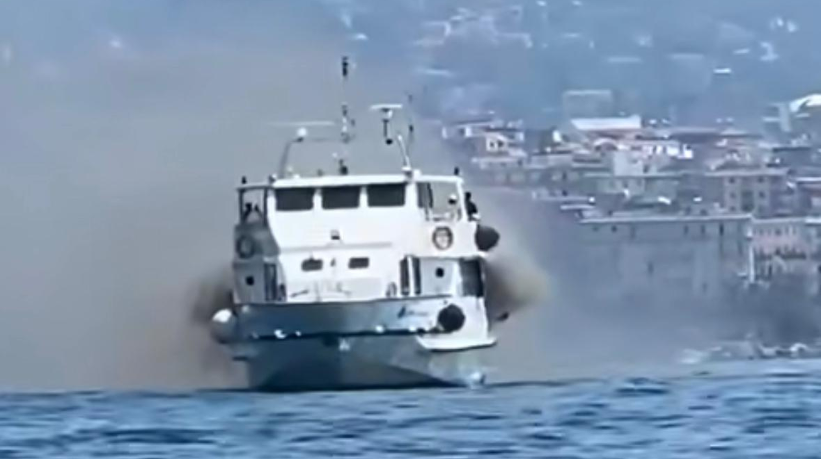 Incendio su un traghetto al porto di Salerno, evacuati i passeggeri: donna incinta trasferita in ospedale