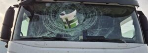 Lancio di bottiglie da un cavalcavia sull’A2 a Buonabitacolo, ferito agli occhi un camionista