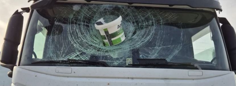 Lancio di bottiglie da un cavalcavia sull’A2 a Buonabitacolo, ferito agli occhi un camionista