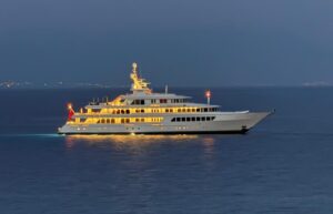 Marina di Camerota, in rada il mega yacht “Utopia”: oltre 70 metri di lusso al largo del porto