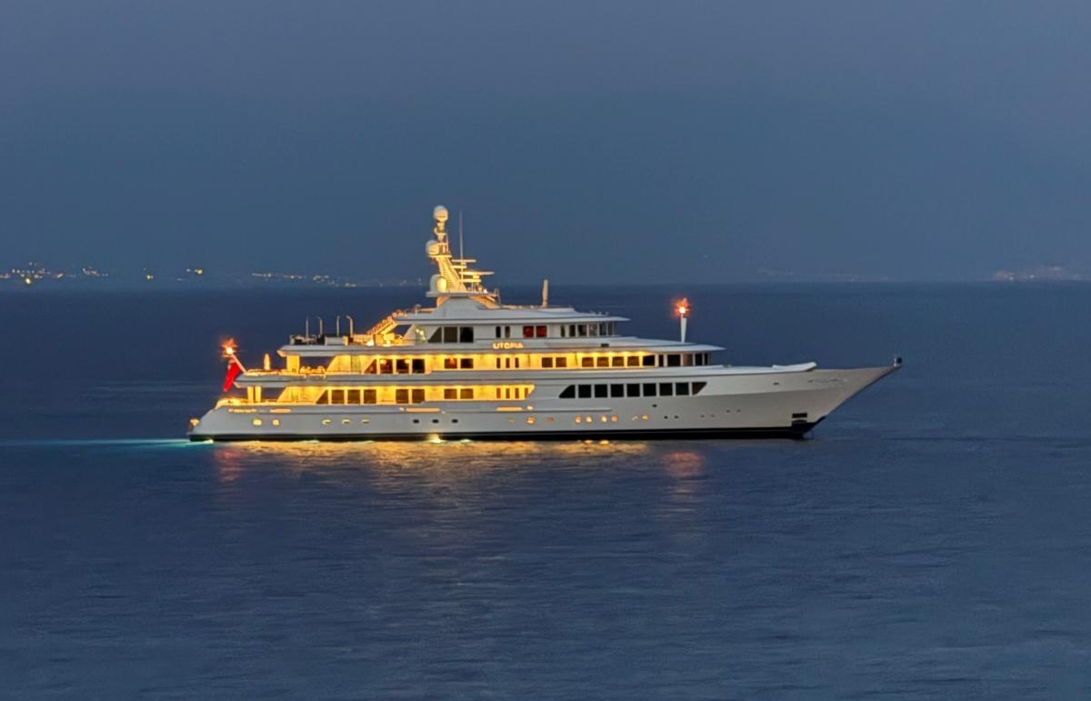 Marina di Camerota, in rada il mega yacht “Utopia”: oltre 70 metri di lusso al largo del porto