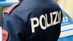 Paura a Battipaglia: bimbo di 20 mesi rimasto chiuso in auto, la Polizia rompe un finestrino e lo salva