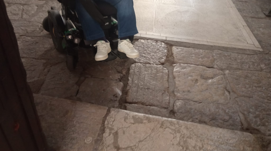 Non riesce a entrare in municipio per un gradino: cittadino interviene con una rampa improvvisata