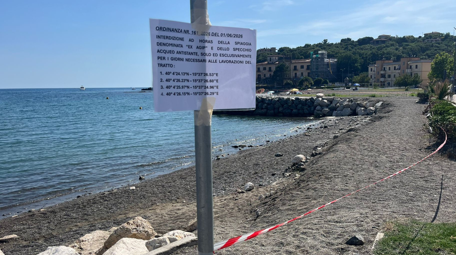 Sapri, chiusa una spiaggia: in mare blocchi di cemento e ferri arrugginiti