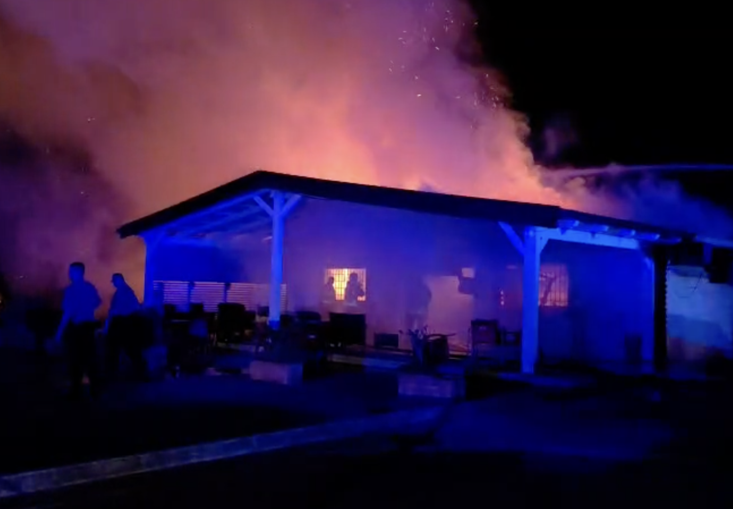 Polla, incendio distrugge un bar lungo la statale 19: locale completamente divorato dalle fiamme