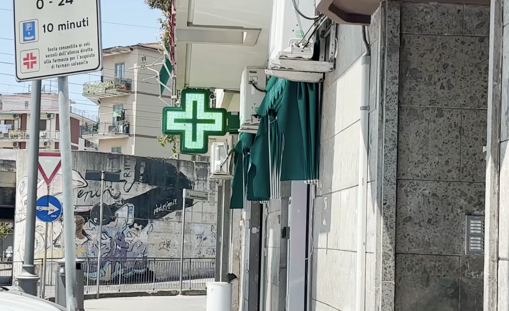 Rapina in farmacia a Salerno: minaccia i dipendenti con un coltello e fugge con l’incasso