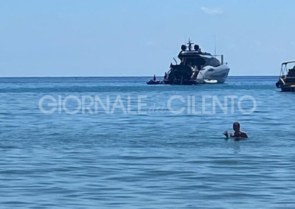 Rrahmani in vacanza nel Cilento: bagno e foto con i tifosi a Baia Arena