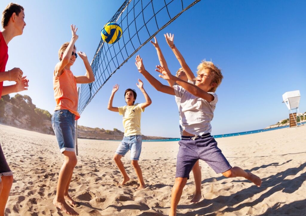 Beach volley, regole e consigli per giocare in spiaggia: lo sport dell’estate conquista tutti