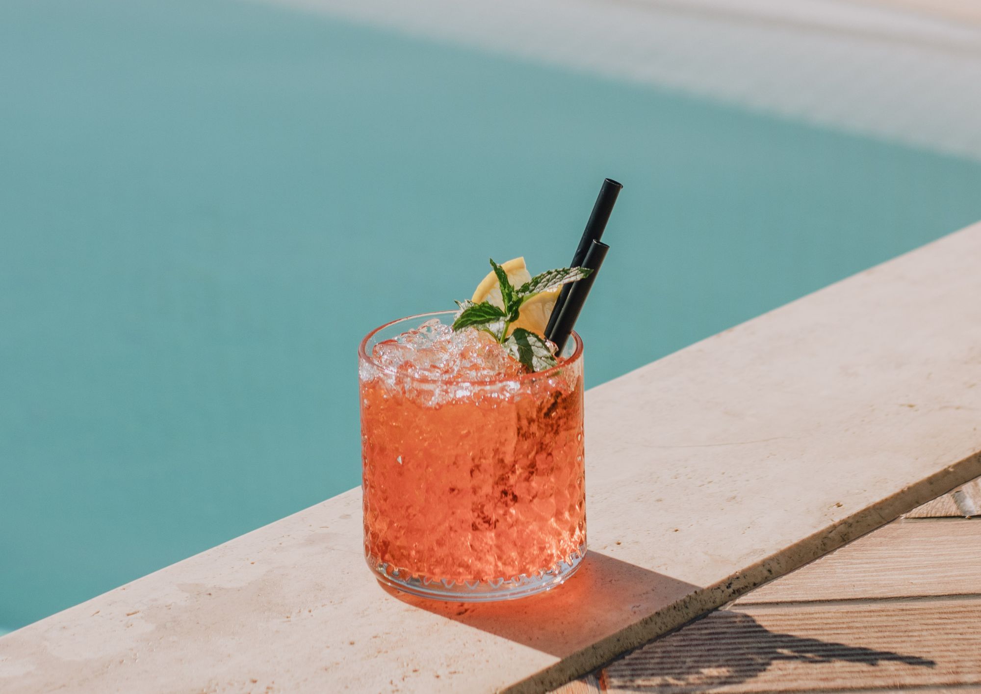 Cocktail con la frutta di giugno: i drink estivi che raccontano la stagione, tra freschezza e creatività