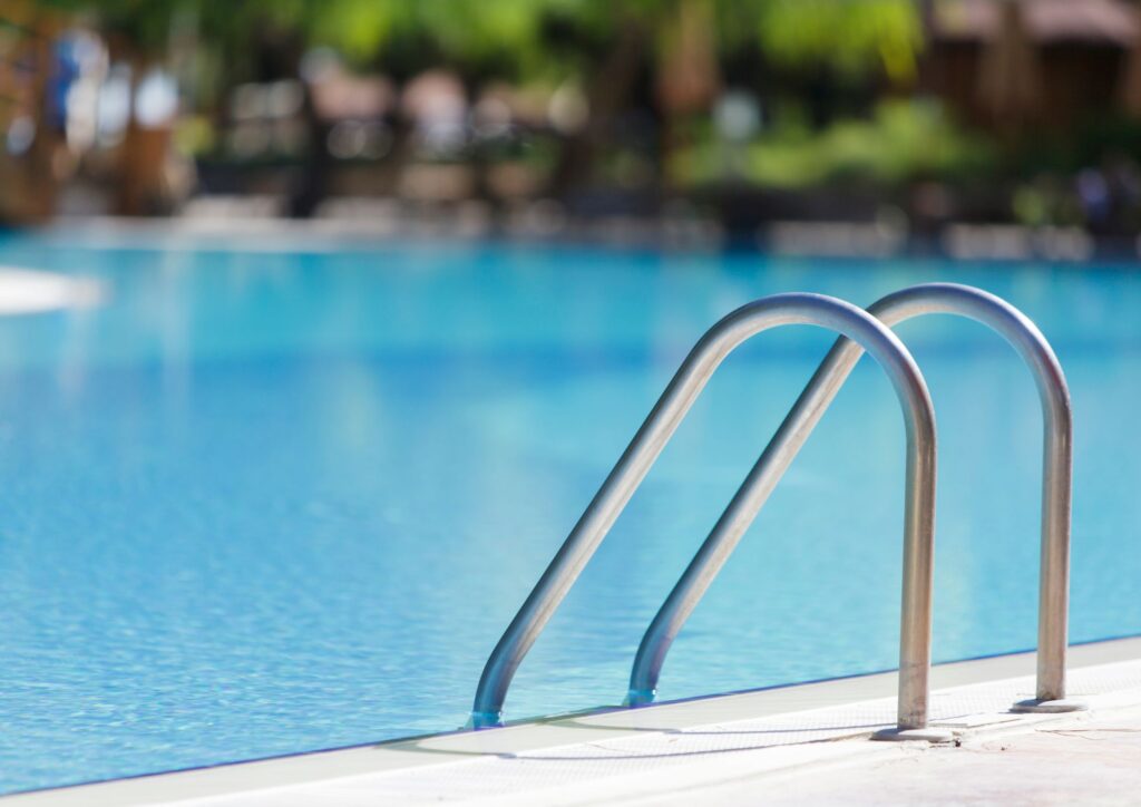 Errori da evitare nella manutenzione della piscina: le disattenzioni che possono costare caro