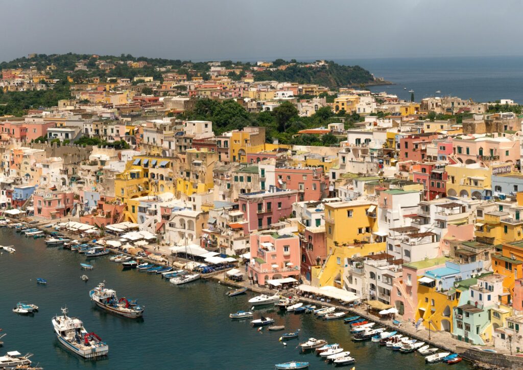 Procida, la bellezza lenta dell’isola postina