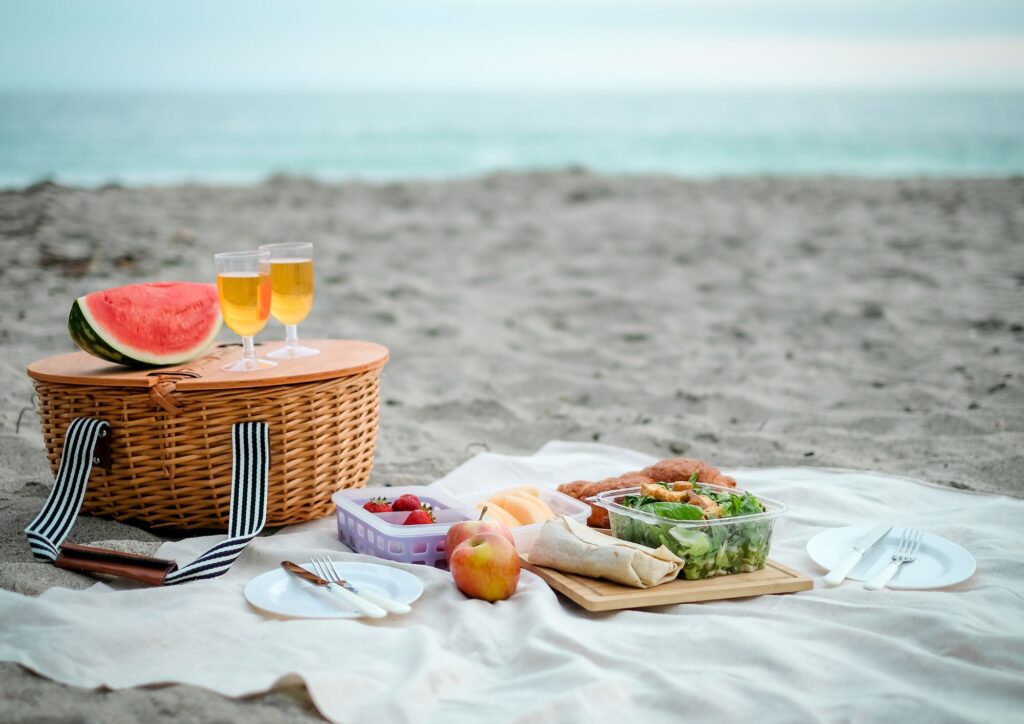 Estate: dal cibo agli accessori, cosa portare per un perfetto picnic in spiaggia