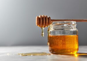 Il miele nelle ricette estive: il dolcificante naturale che incontra frutta, formaggi e piatti freschi