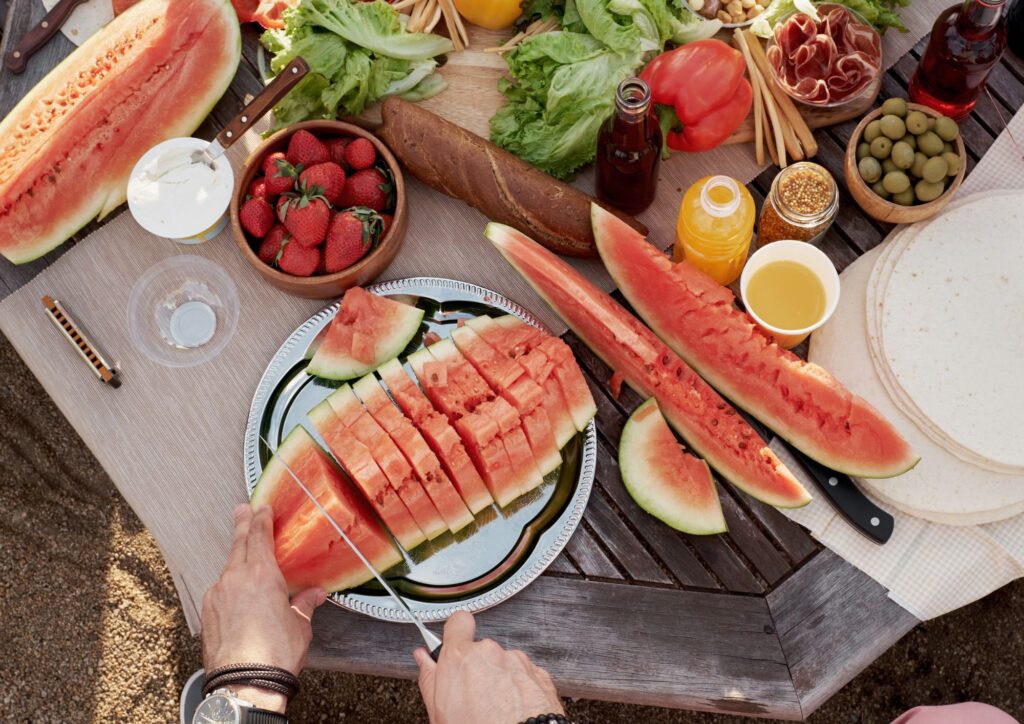 Cosa mangiare con il caldo: frutta, verdure e piatti leggeri per affrontare l’estate a tavola