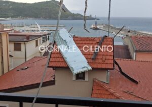 Tromba d’aria improvvisa a Marina di Camerota: tetti scoperchiati, danni e traffico in tilt