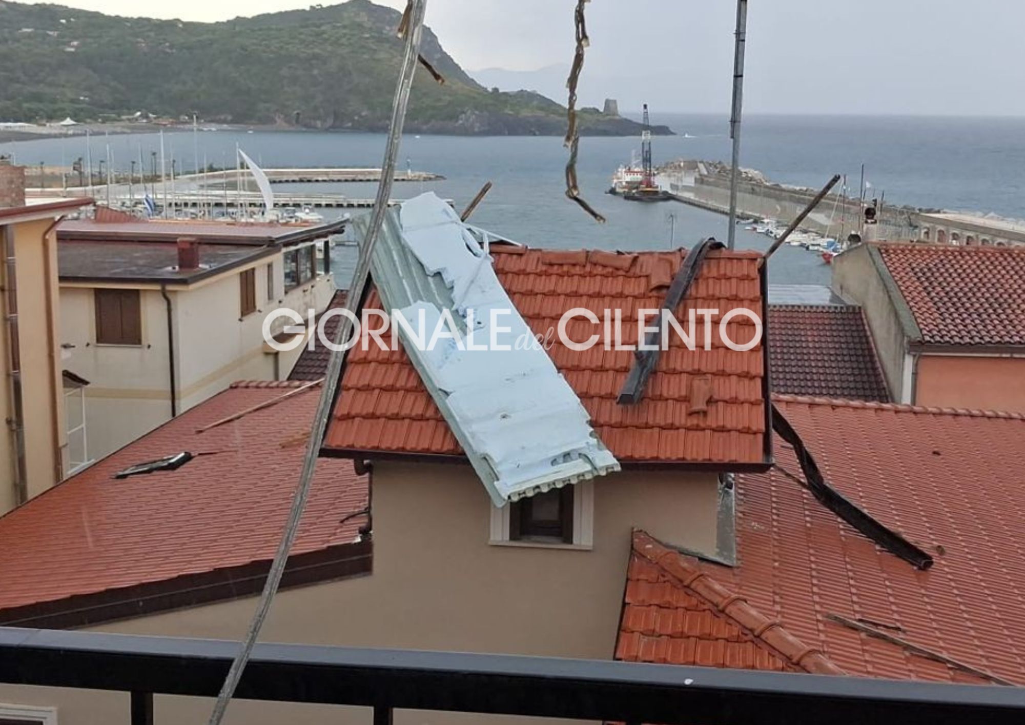 Tromba d’aria improvvisa a Marina di Camerota: tetti scoperchiati, danni e traffico in tilt
