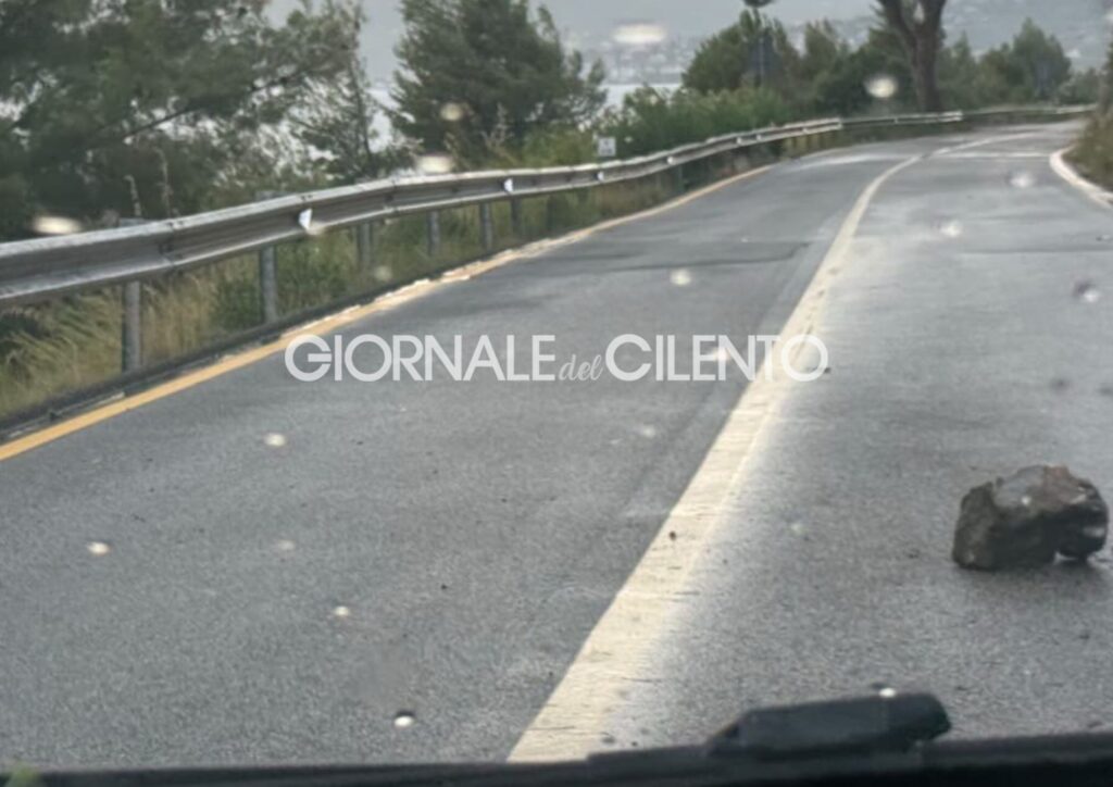 Maltempo, cadono due massi sulla strada tra Sapri e Maratea: traffico rallentato