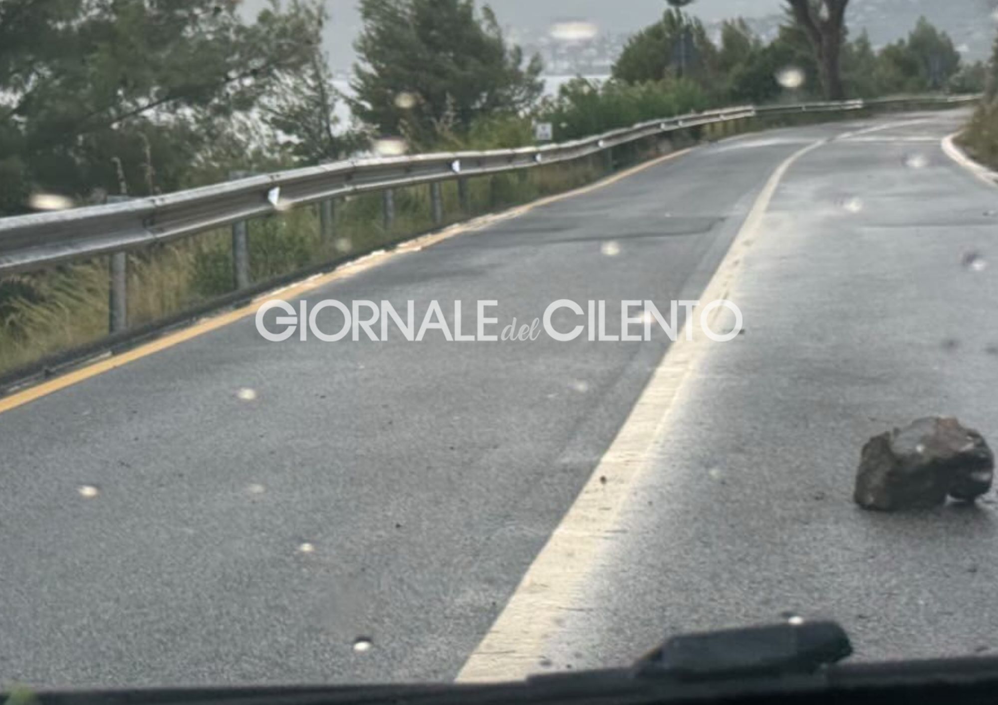 Maltempo, cadono due massi sulla strada tra Sapri e Maratea: traffico rallentato