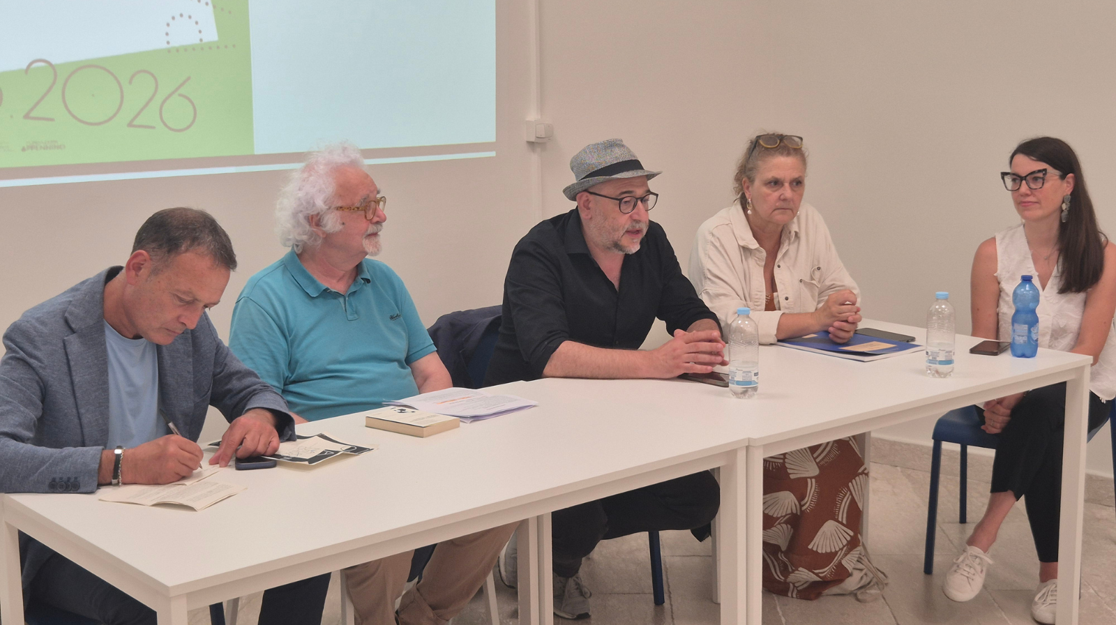 Turismo ad Atena, Patrizio Roversi: «Datemi una casina, un’edicola e scopro la vostra identità»