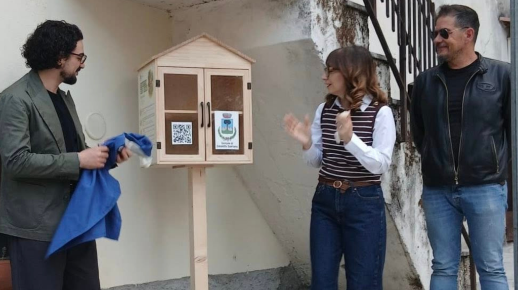 Un libro per tutti, a Casaletto Spartano inaugurata la prima “casetta dei libri”