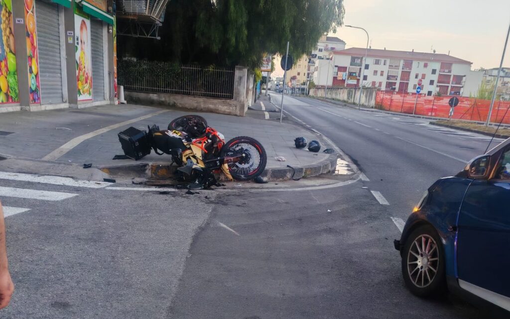 Pontecagnano, scontro tra moto e Smart in Corso Italia: due giovani finiscono in ospedale