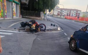 Pontecagnano, scontro tra moto e Smart in Corso Italia: due giovani finiscono in ospedale