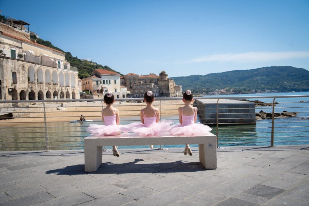 Shooting fotografico di Castellabate arte in movimento: le ballerine sul mare conquistano i social