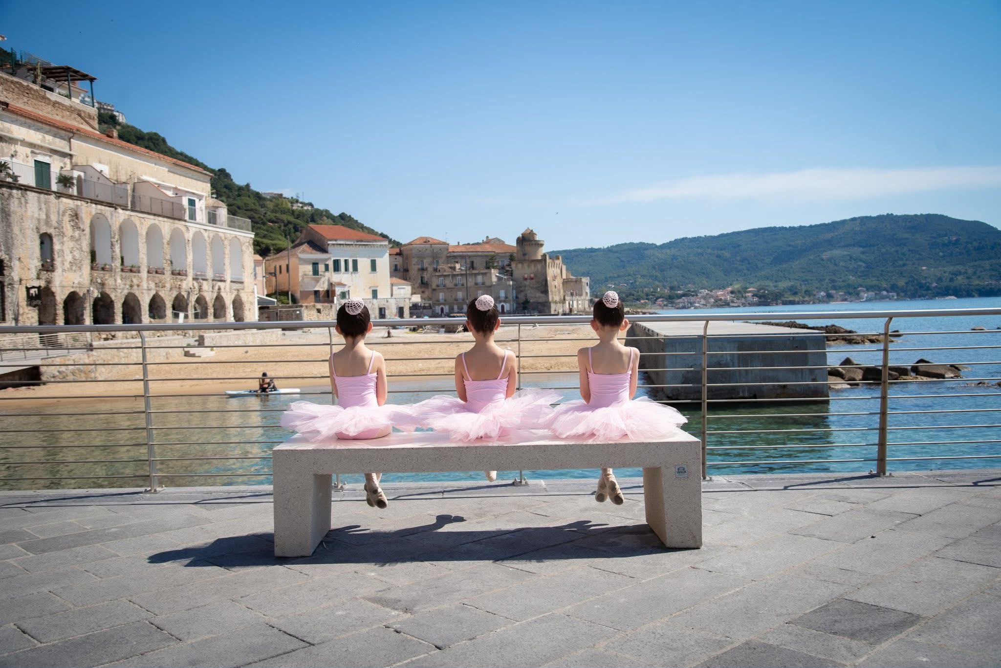 Shooting fotografico di Castellabate arte in movimento: le ballerine sul mare conquistano i social