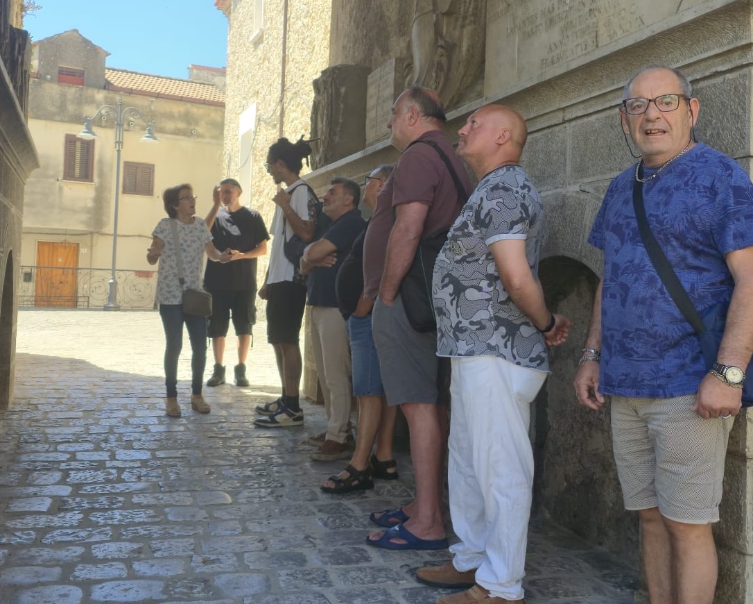 Torre Orsaia per l’inclusione: utenti del Pnrr al lavoro per il restyling degli stendardi storici
