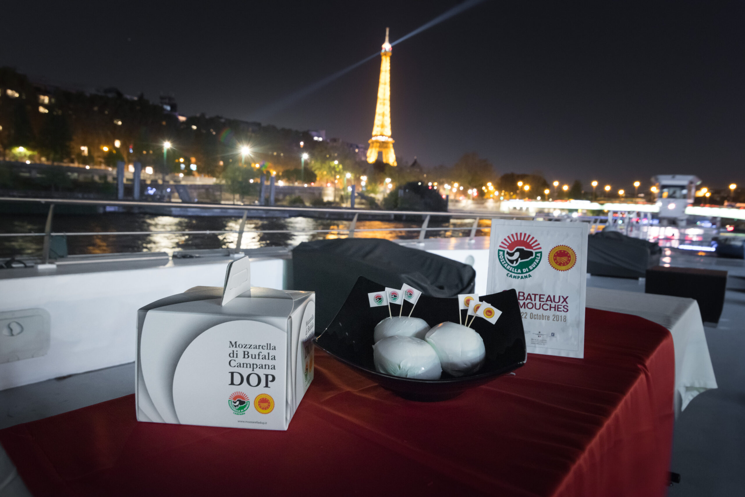 La mozzarella di bufala Dop vola a Parigi al “Salon du fromage” e al mercato di Rungis
