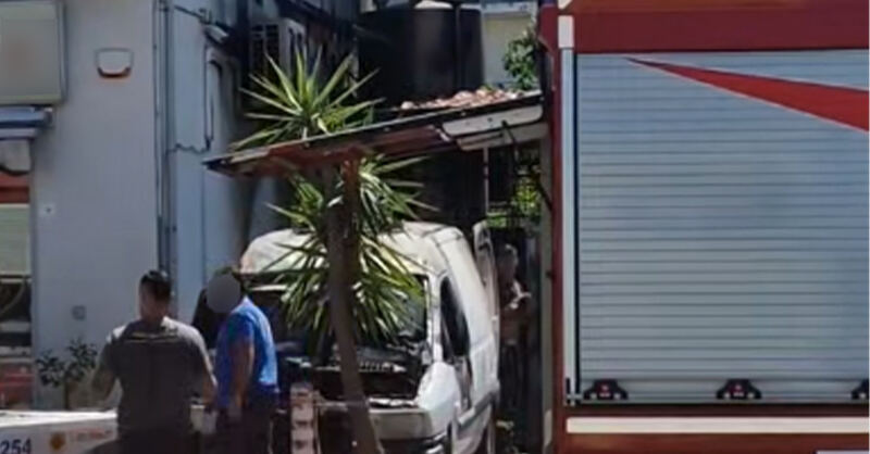 Eboli, furgone per il trasporto di prodotti caseari avvolto dalle fiamme: paura in città