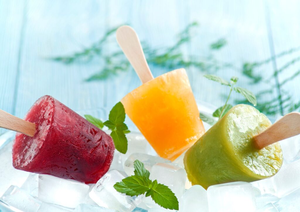Come preparare i ghiaccioli fatti in casa con la frutta di giugno