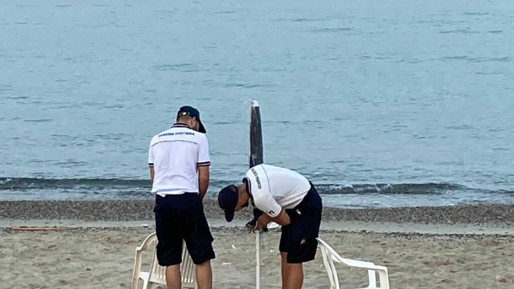 Montecorice, ombrelloni piazzati all’alba per “occupare” la spiaggia: scatta il sequestro