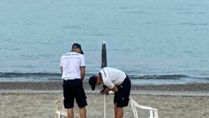 Montecorice, ombrelloni piazzati all’alba per “occupare” la spiaggia: scatta il sequestro
