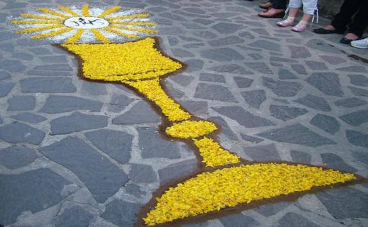 Corpus domini: la festa dell’Eucaristia tra fede, processioni e tappeti di fiori
