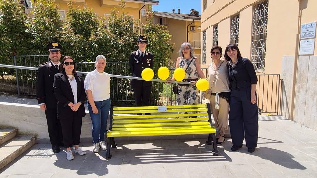 Bullismo e cyberbullismo: inaugurata panchina gialla al liceo Cicerone di Sala Consilina