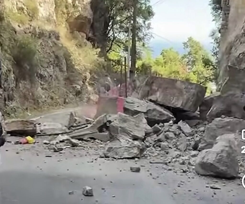Frana sulla strada per Montepertuso e Nocelle, centinaia di persone isolate a Positano
