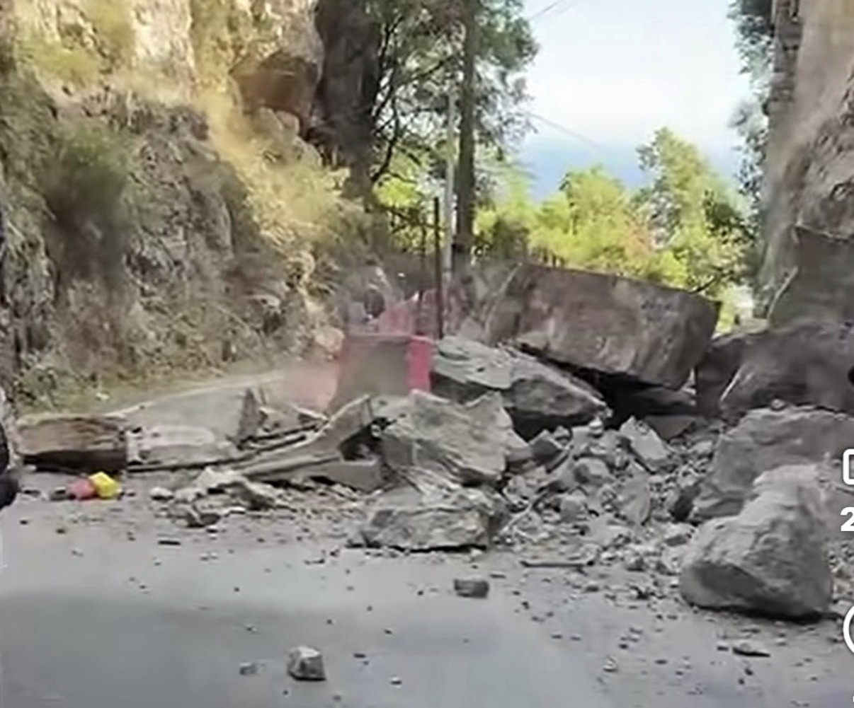Frana sulla strada per Montepertuso e Nocelle, centinaia di persone isolate a Positano
