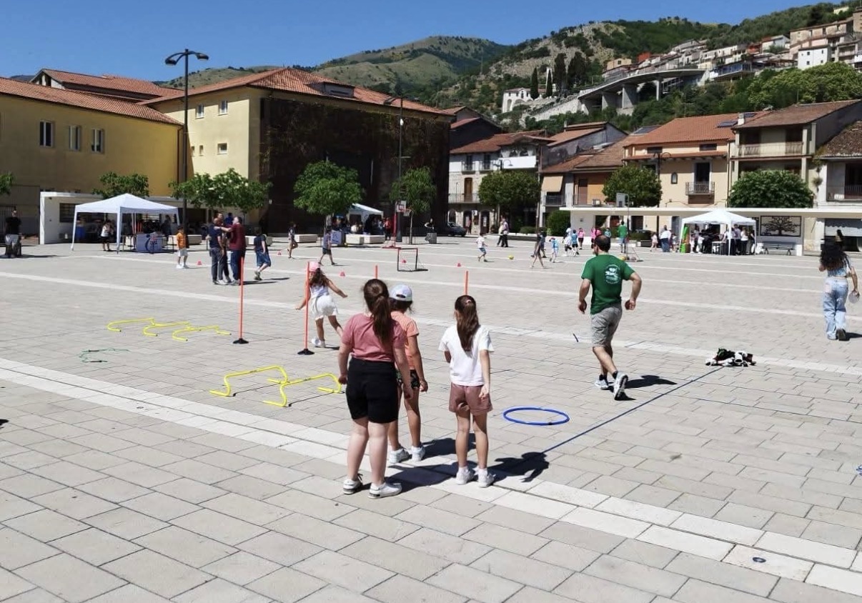 Polla, piazza Mons. Antonio Forte si trasforma in spazio di sport, inclusione e salute