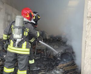 Torraca, incendio in un capannone: nessun ferito