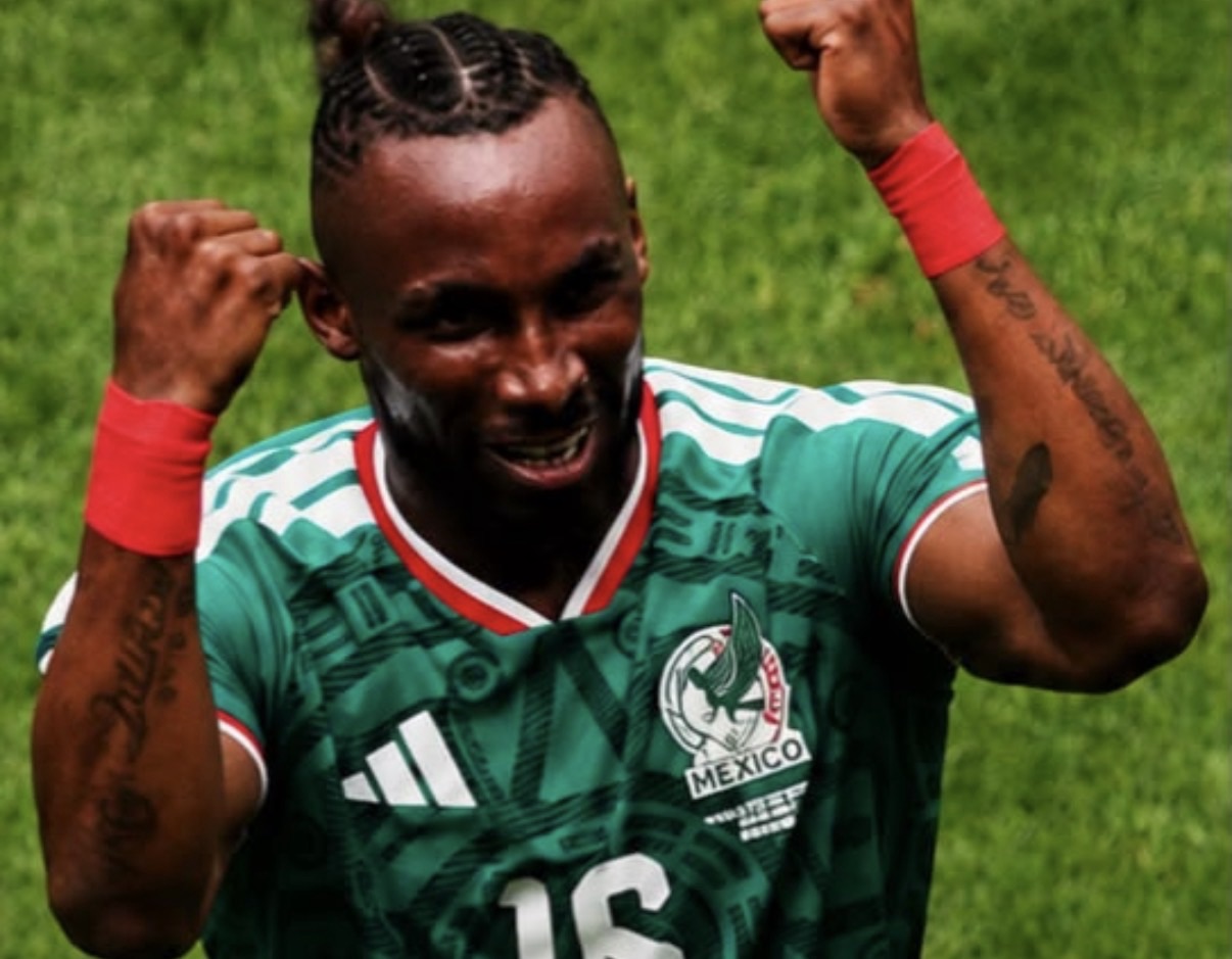 Messico batte Sudafrica 2-0 tra caos e tre rossi: inaugurazione da record