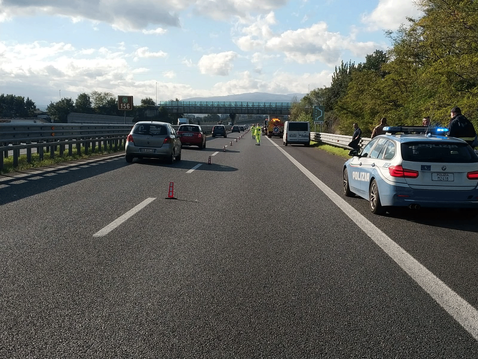 Si fermano all’area di servizio di Sala Consilina, non si accorgono che la figlia scende dell’auto. Paura per una famiglia sarda