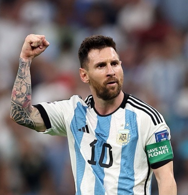 Messi sfida il tempo e riscrive la storia: tripletta da leggenda all’esordio mondiale