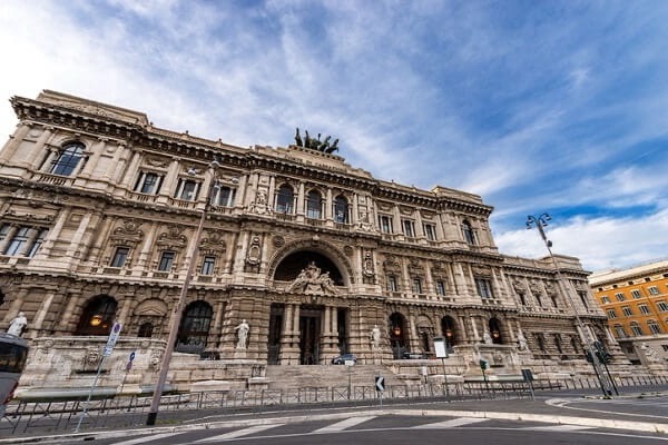 Cassazione: illegale è il comportamento, non i beni coinvolti nei reati