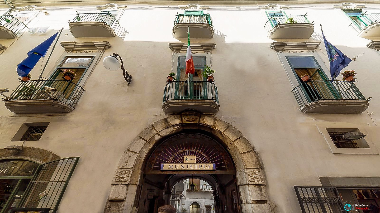 Abusivismo edilizio e tutela del paesaggio: il TAR Salerno dà ragione al comune di Vietri sul Mare