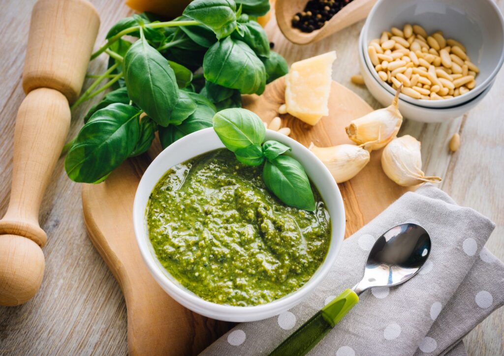 Cucina: il pesto di basilico, il condimento simbolo dell’estate da preparare in pochi minuti