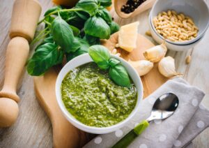 Cucina: il pesto di basilico, il condimento simbolo dell’estate da preparare in pochi minuti