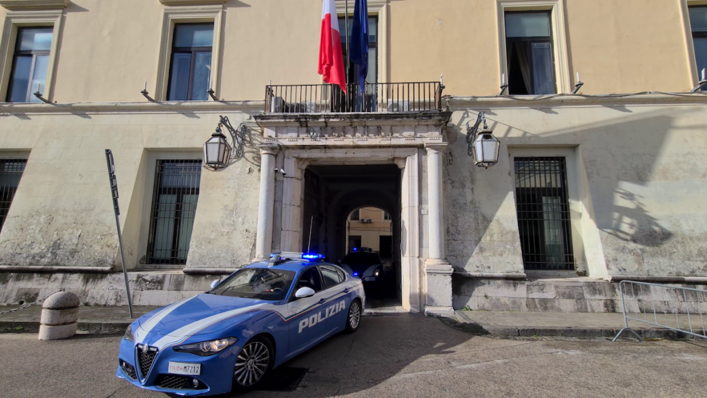 Si presenta in questura per chiedere protezione ma scoprono che deve scontare una pena: arrestato 40enne